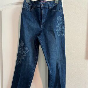 Gloria Vanderbilt (Amanda)